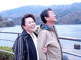 温泉で交わる10組の熟年カップル 4時間　サンプル画像02